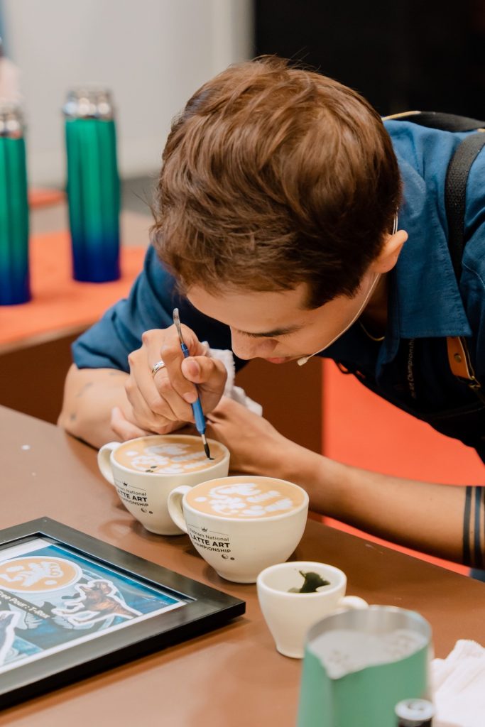 Barista tạo hình latte art với niềm vui