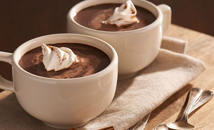 Ly cacao nóng với lớp bọt sữa mịn màng