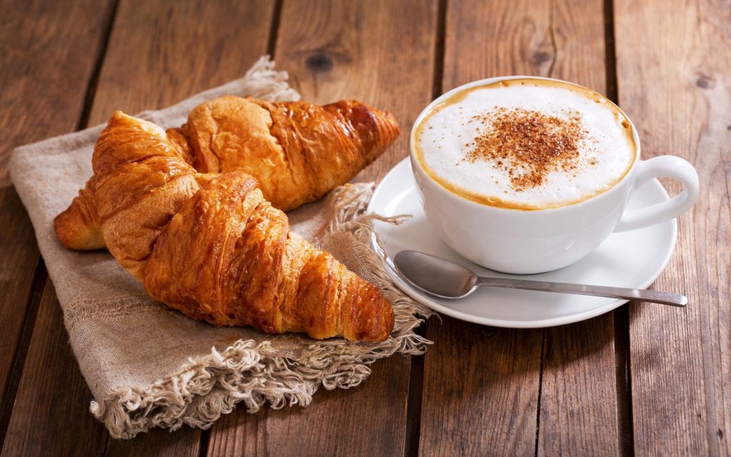 Croissant giòn tan ăn kèm cà phê cappuccino