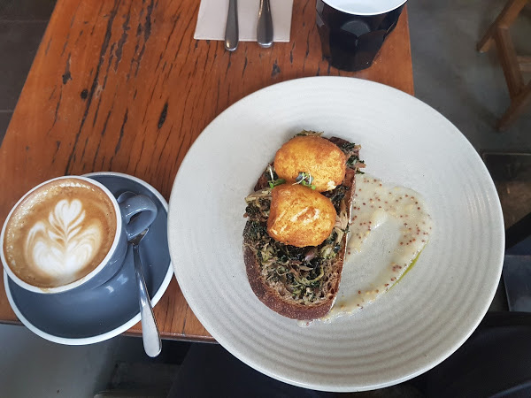 Ly flat white và bánh mì bơ nghiền kiểu Úc
