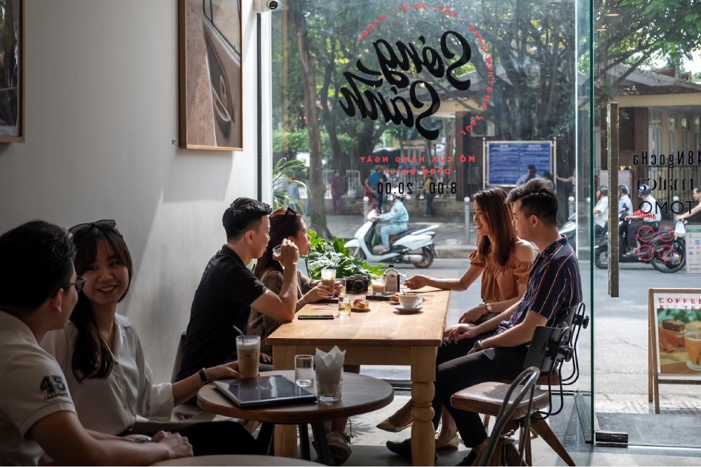 Không khí trẻ trung khi thưởng thức cà phê buổi sáng