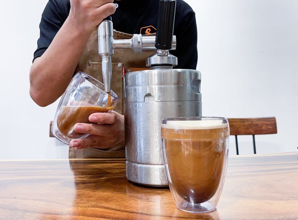 Rót nitro cold brew từ bình chuyên dụng với bọt mịn