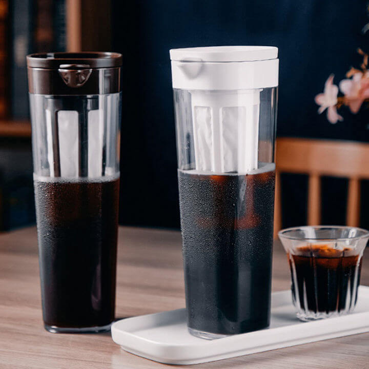 Bình cà phê cold brew đang ngâm trong nước lạnh