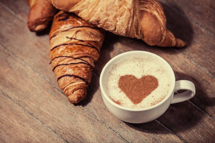 Bữa sáng kiểu Pháp với bánh croissant và ly café au lait