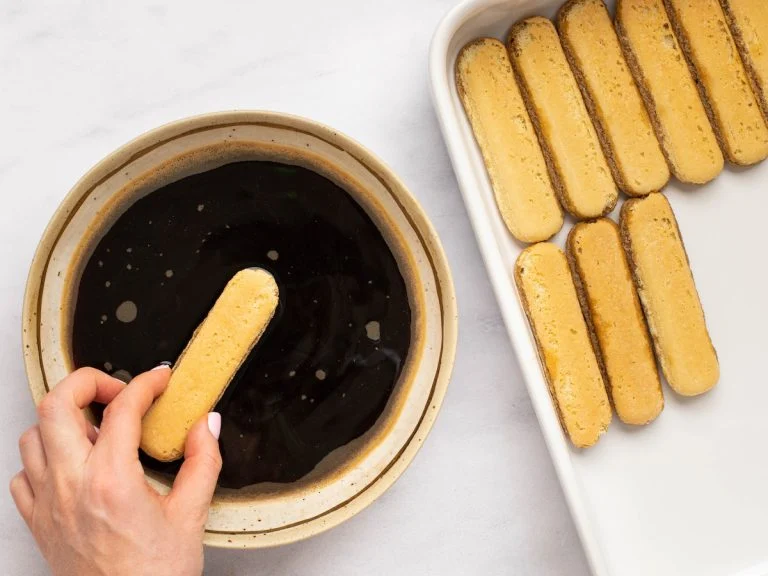 Nhúng bánh ladyfinger vào cà phê espresso để làm tiramisu