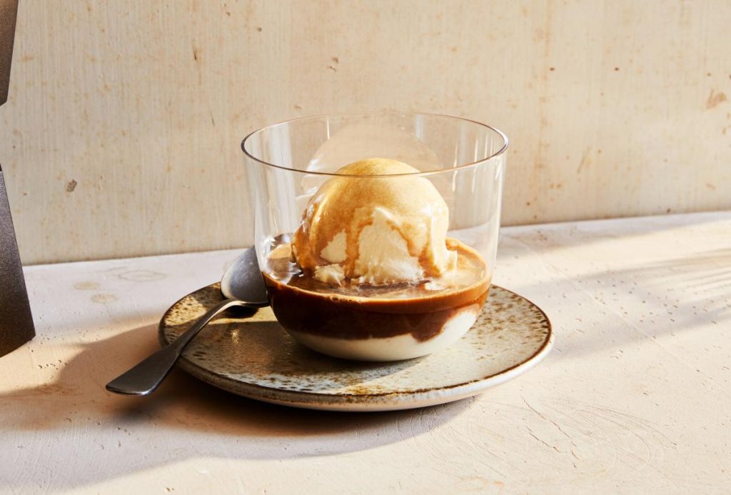 Món affogato Ý kết hợp cà phê và kem
