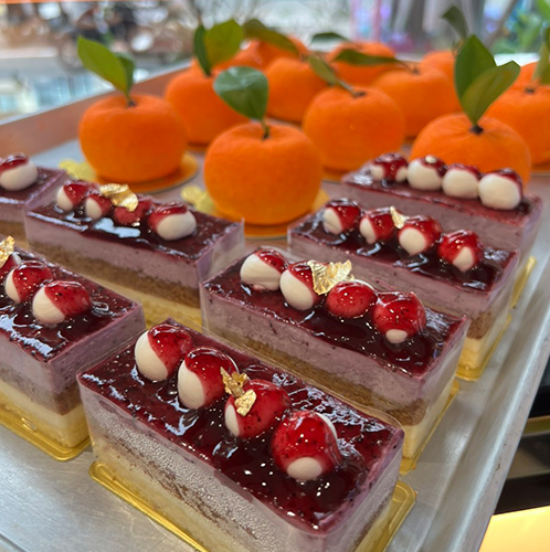 Miếng mousse cà phê trang trí với hạt cà phê rang