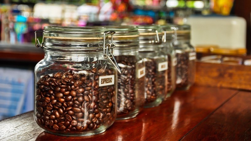 Hạt cà phê rang vừa – nguyên liệu cho espresso chuẩn vị
