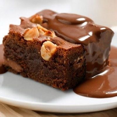 Bánh brownie socola đậm đà và ly americano