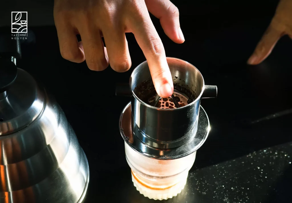 Nén cà phê trong phin vừa phải để chiết xuất đều