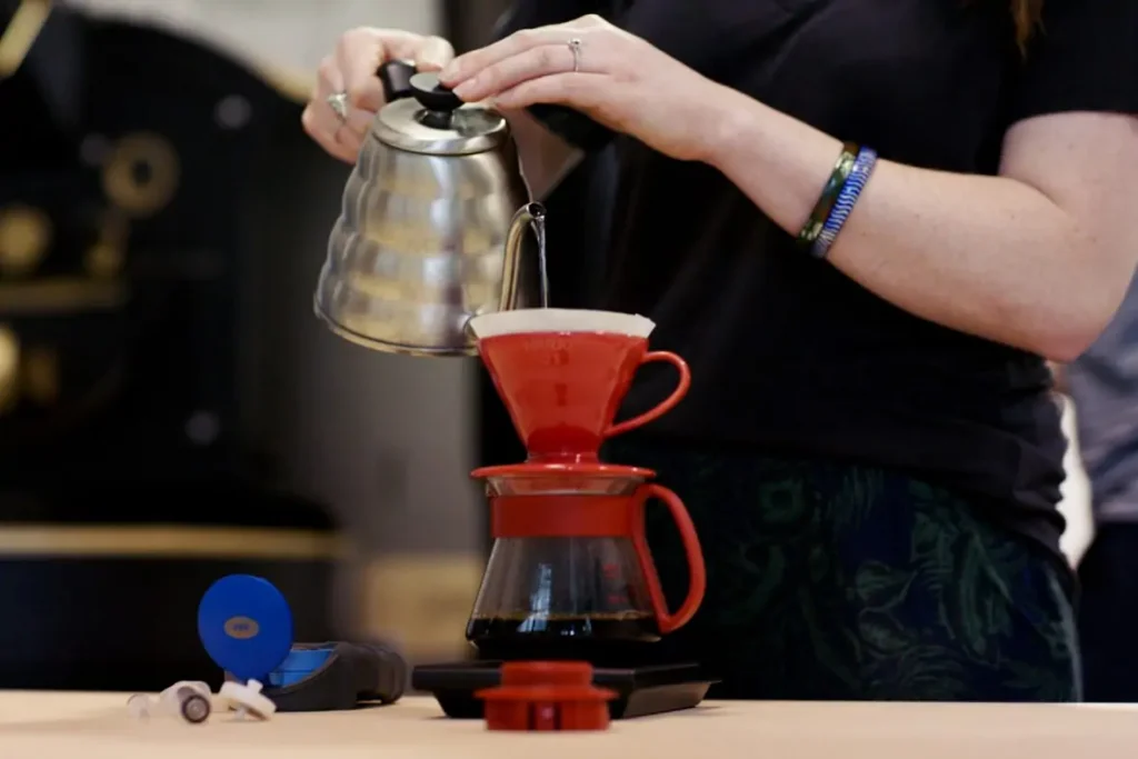 Pha cà phê hữu cơ bằng phương pháp pour-over