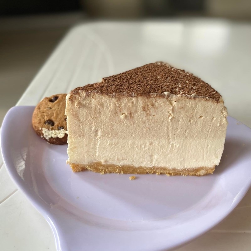 Miếng bánh cheesecake cà phê béo ngậy trên đĩa trắng