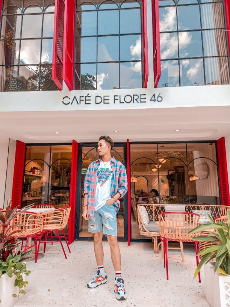 Bạn trẻ chụp ảnh tại quán cà phê phong cách Pháp