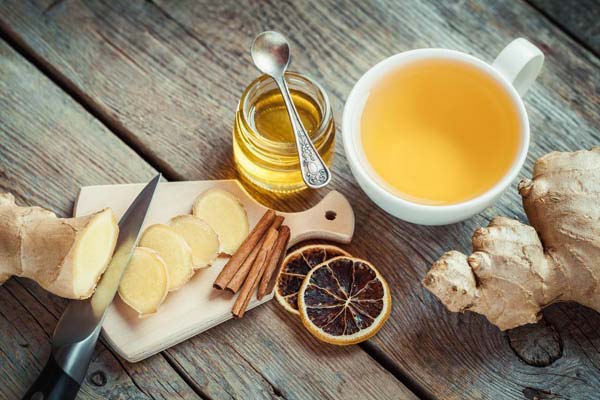 Ly trà gừng mật ong nóng tỏa hương
