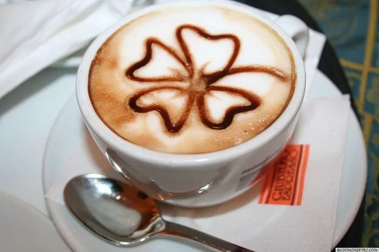Ly cappuccino với bọt sữa và latte art