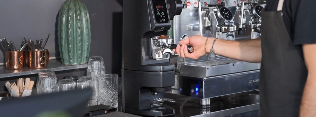 Barista điều chỉnh máy để đạt espresso hoàn hảo
