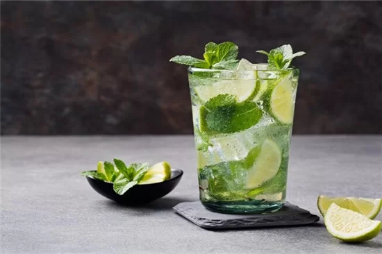 Mocktail cà phê Mojito với lá bạc hà và lát chanh