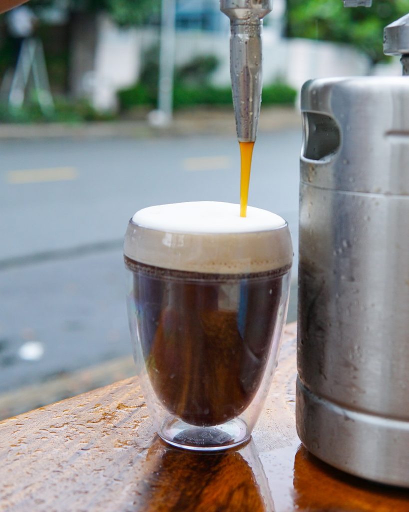 Ly nitro cold brew mát lạnh với bọt nitơ mịn
