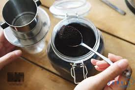 Đong lượng cà phê phù hợp trước khi pha phin