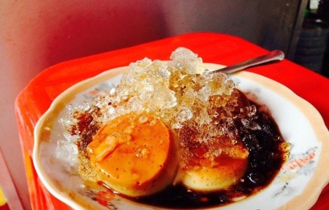 Miếng bánh flan cà phê cắt ra mịn mượt, ăn kèm đá