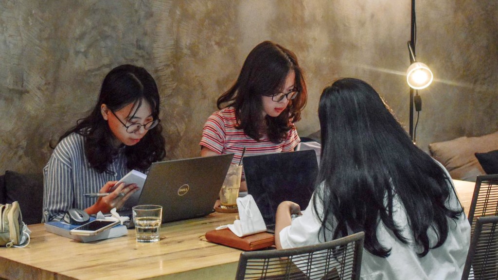 Không gian quán cà phê hiện đại tại Việt Nam