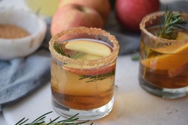 Ly cà phê mocktail táo quế thơm nồng