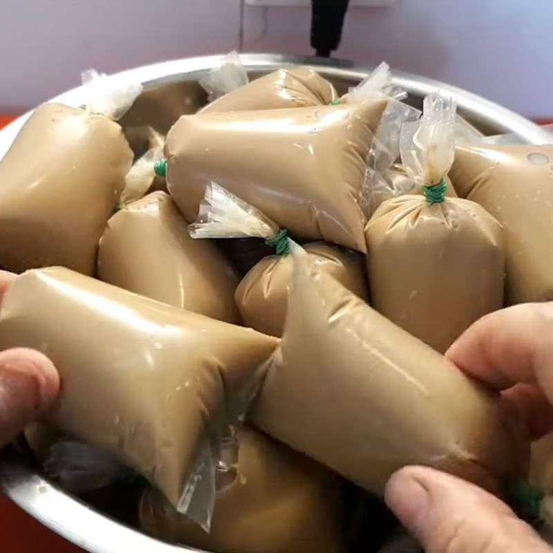 Hỗn hợp kem cà phê được chuẩn bị để cấp đông