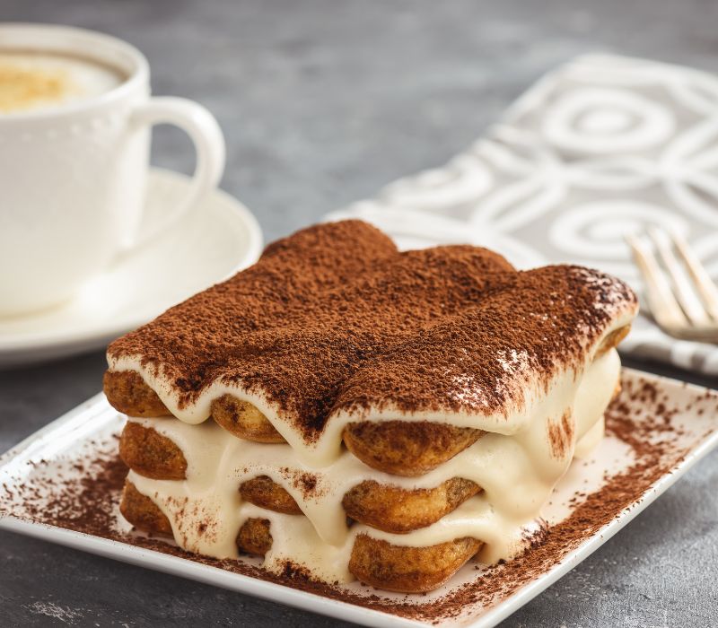 Bánh tiramisu Ý ăn kèm với espresso