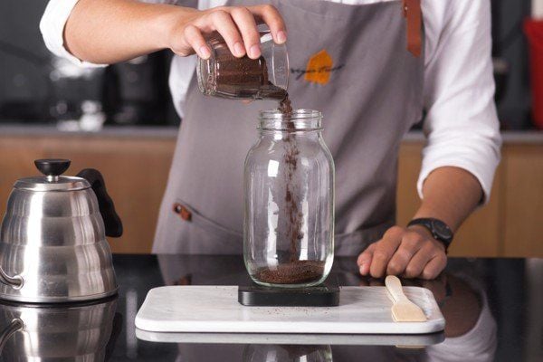 Đổ nước lạnh vào bình cà phê để làm cold brew